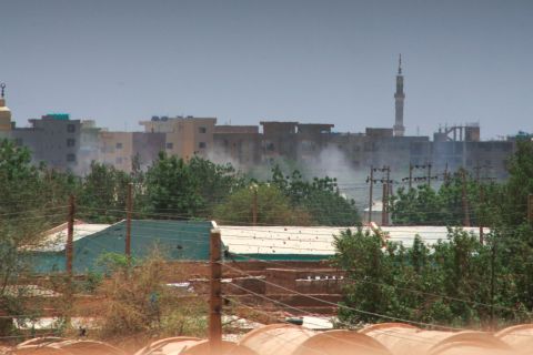 انفجارات واشتباكات متواصلة في الخرطوم رغم بدء سريان الهدنة