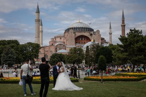 بثياب الزفاف.. عروسان يدليان بصوتيهما في الانتخابات التركية 