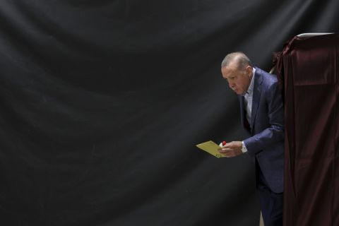 Erdogan leads early election results