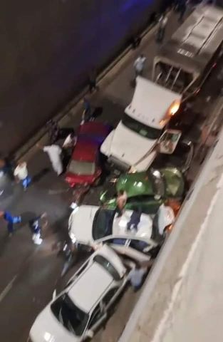 وفاة شخص واصابة 13 اثر حادث سير مروع في نفق الصناعة بالعقبة (فيديو)