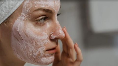 أفضل أنواع المقشرات للبشرة الجافة في 2023‎‎