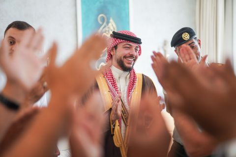 شاهدوا فيديو حمام العريس الأمير الحسين في منزل عمه الأمير فيصل