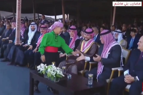 رسالة سرية من طفل للملك عبدالله تلفت الأنظار في مأدبة عشاء الأمير الحسين