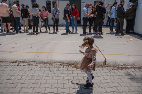 انتخابات تركيا.. أردوغان يوزع النقود داخل مركز إقتراع (فيديو)