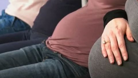 مدرسة اردنية تعمم على المعلمات بالولادة في الصيف فقط