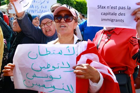 طرد المهاجرين بالقوة من صفاقس غداة مواجهات اعقبت مقتل أحد الاهالي