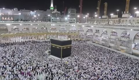 علماء ودعاة يستنكرون السيلفي امام الكعبة باعتباره قلة ادب مع الله