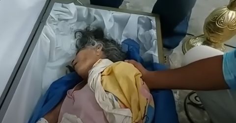 صدمة: امرأة تنتفض من النعش وتثير الرعب في جنازتها !