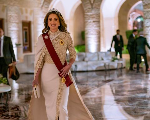 من هي الأميرة التي لفتت أنظار الملكة رانيا في زفاف الحسين ورجوة؟