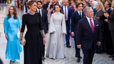 الملكة رانيا تطل بفستان باللون الأسود والذهبي من ديور