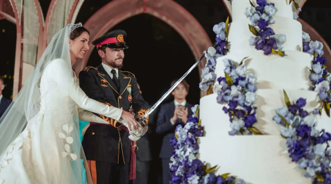 اكتشف دلالات كعكة زفاف الأمير الحسين ورجوة.. وهذا سر اللون الأزرق