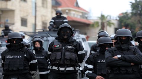 بعد حادثة السائح الروسي: اصطياد سمكة قرش ضخمة في العقبة (صورة)