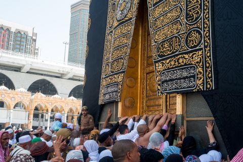 شبان بمظهر فتيات حول الكعبة.. ما الذي يحصل؟