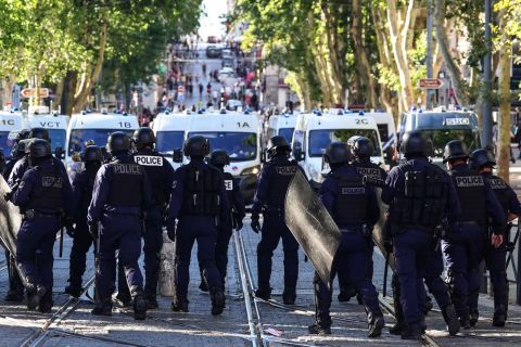 تواصل اعمال الشغب في فرنسا وجدّة الشاب نائل تناشد المحتجين التوقف