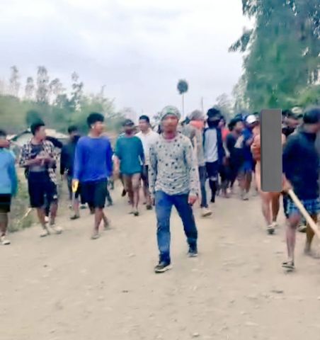 فيديو مروع يوثق اقتياد حشد لامراتين عاريتين قبل اغتصابهما جماعيا في الهند