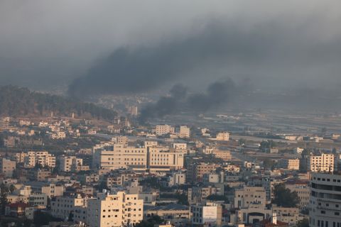 اسرائيل ترغم الاف الفلسطينيين على مغادرة منازلهم في مخيم جنين