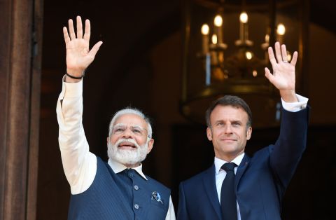 Modi raises toast, refuses to drink alcohol
