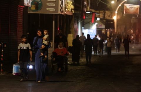 اسرائيل ترغم الاف الفلسطينيين على مغادرة منازلهم في مخيم جنين