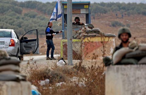 شهيد وإصابات في نابلس.. استهداف الآليات الاسرائيلية بالعبوات الناسفة (فيديو)