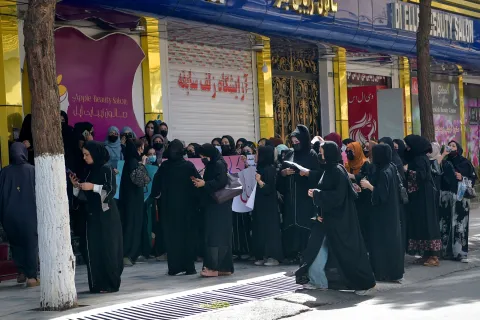 طالبان تفرق بالقوة تظاهرة نسائية ضد اغلاق صالونات التجميل في افغانستان