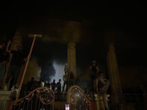 حشود غاضبة تحرق مبنى سفارة السويد في بغداد (فيديو وصور)