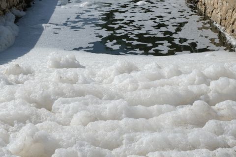 Toxic foam mysteriously covers Brazilian river