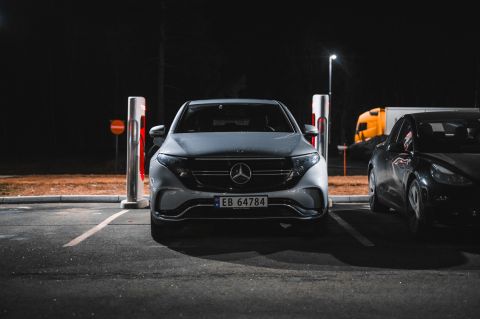 Mercedes & Tesla forge partnership in electric vehicle market