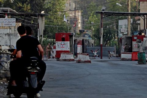 اشتباكات مخيم عين الحلوة تتسبب بنزوح 20 الفا اكثر من نصفهم اطفال