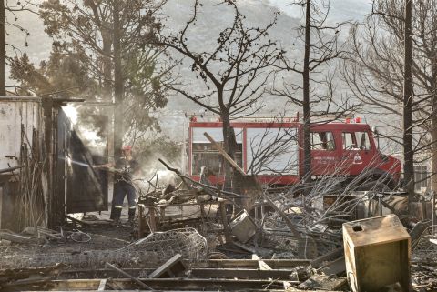 2 killed in the growing wildfires in Greece