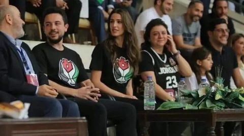  تفاصيل إطلالة الأميرة رجوة خلال مباراة كرة السلة اليوم
