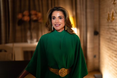 الملكة رانيا تحتفل بعيد ميلادها مع سيدات مطبخ فريال الإنتاجي