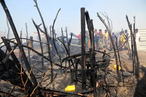 Massive fire engulfs displacement camp in Ma'rib-Yemen