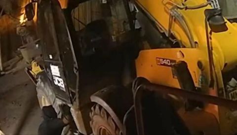 بالفيديو.. عصابة تستخدم جرافة للإستيلاء على صراف آلي في بريطانيا