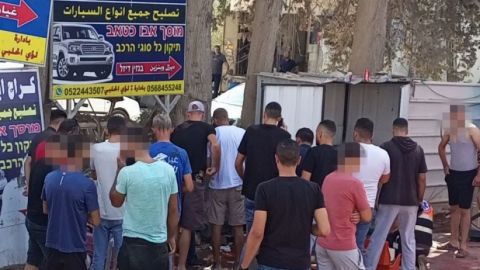 شاهد قناص اسرائيلي يعدم فلسطينيا حاول اسعاف صديقه المصاب