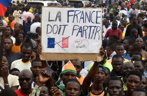 أعلنوا دعمهم للمجلس العسكري.. متظاهرون في النيجر: تسقط فرنسا