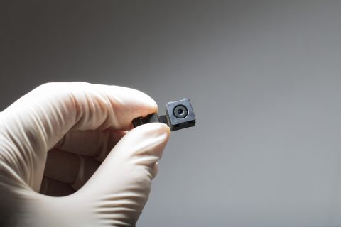 Video Kuwaiti woman discovers hidden camera in women's bathroom 
