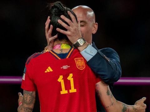 لدعمه أمام الساحرات.. والدة رئيس الاتحاد الاسباني تُضرب عن الطعام 