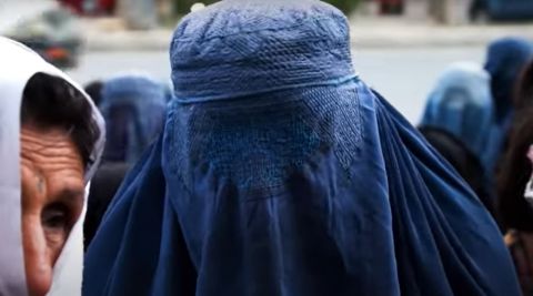 طالبان: النساء لا قيمة لهن بدون الحجاب والناس يريدون الشريعة ونحن نطبقها