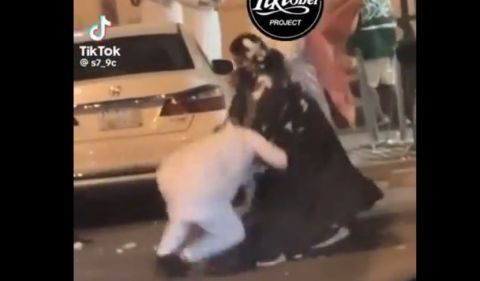 شاهد فتاة سعودية تطارد شاب وتطرحه ارضا خلال الاحتفال بالعيد الوطني