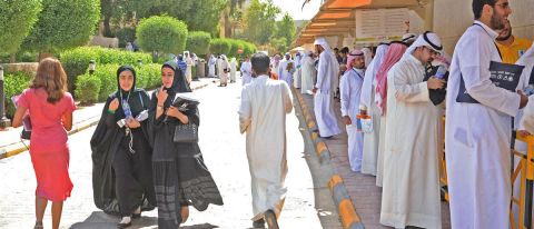 بين مؤيدٍ ومعارضٍ.. منع الاختلاط الجامعي يثير جدلًا في الكويت
