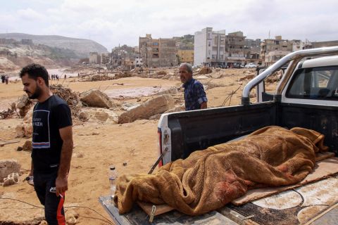 شاهد.. أب ينهار لحظة انتشال جثة طفله من تحت الأنقاض في درنة