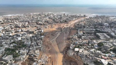 شاهد.. دفن الآلاف في مقابر جماعية بمدينة درنة