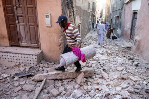 إعصار دانيال: الجثث تغمر شوارع درنة والبحر يلقي بالمزيد