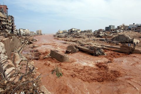 فيديو يحبس الأنفاس: شاب يواجه السيول الجارفة في درنة شرق ليبيا