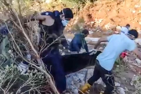 شاهد.. أب ينهار لحظة انتشال جثة طفله من تحت الأنقاض في درنة