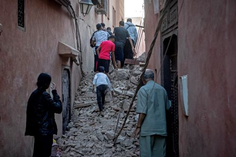 فيديو مأساوي.. أب مغربي ينهار وهو يبحث عن أطفاله تحت الأنقاض 
