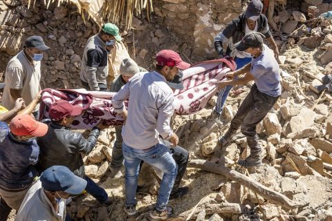 شاهد.. شاب ينجو بأعجوبة من موت محقق في زلزال المغرب