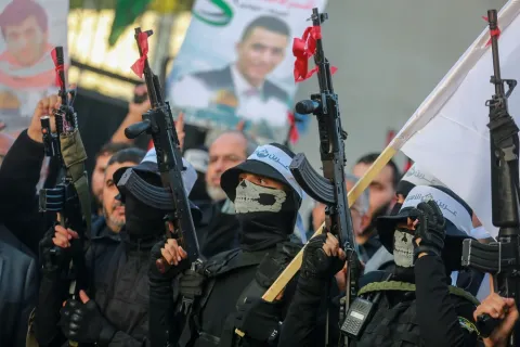 اسرائيل تجبر 5 فلسطينيات على التعري وعرين الاسود تتوعد