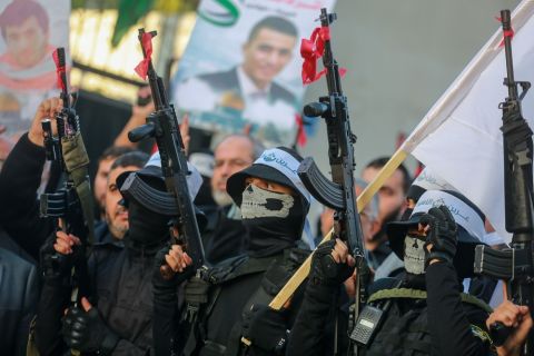 اسرائيل تجبر 5 فلسطينيات على التعري وعرين الاسود تتوعد