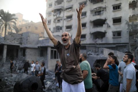 مشهد مؤلم من غزة: شاب ينهار بعد عجزه عن إخبار طفلة باستشهاد والديها 